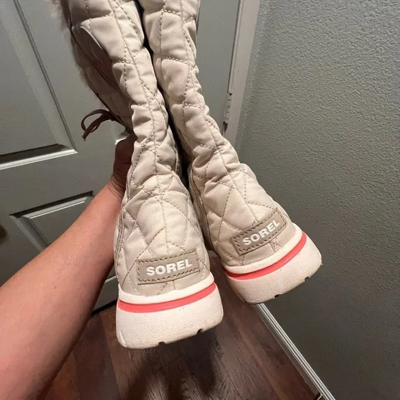 SORREL Cozy Cate white faux fur trim waterproof lace up boots. Size 9 - Picture 3 of 11